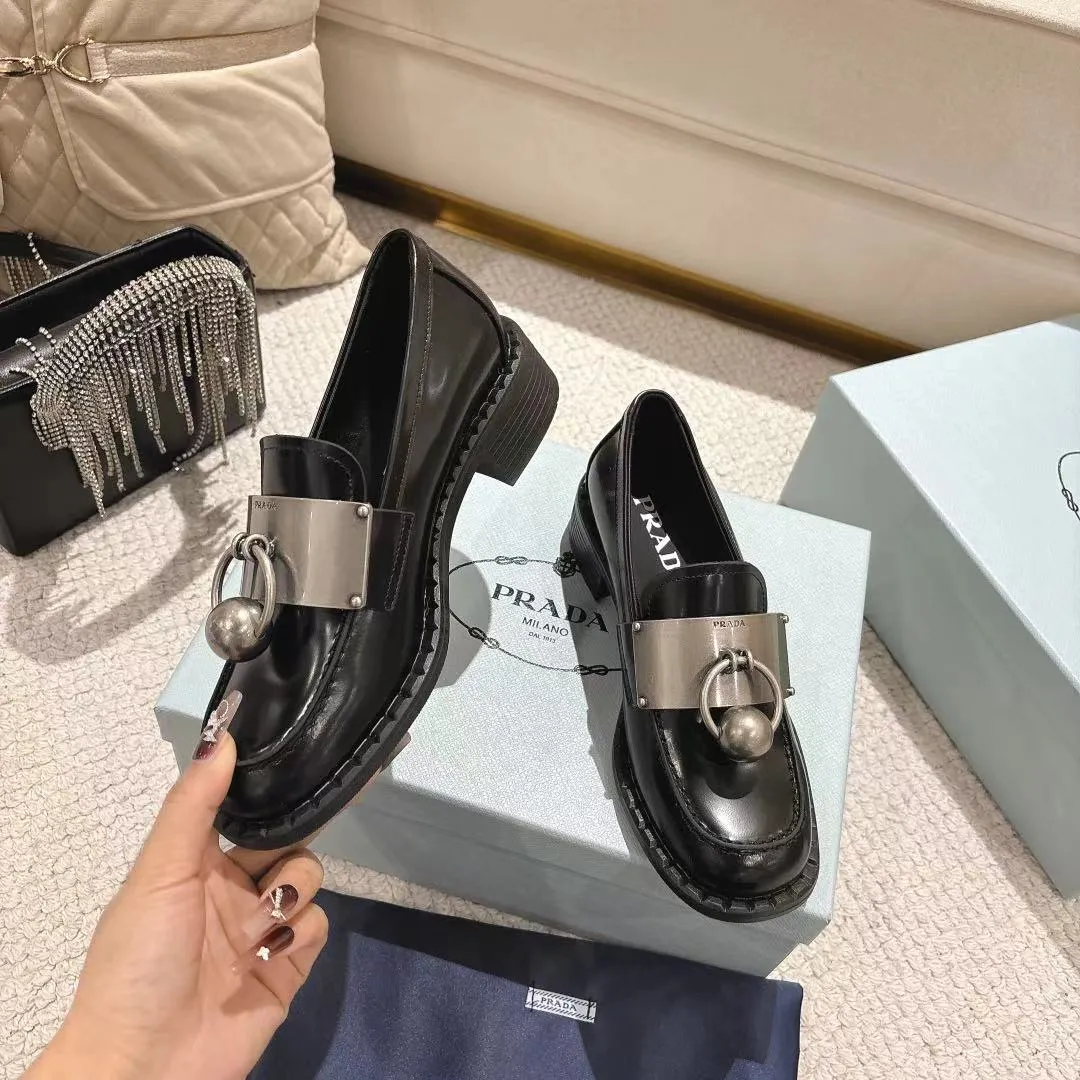 👟👟Ex-factory price 580👟👟Higher version Prad✅Certified𝟐𝟎𝟐5𝙨𝙨 Early spring Prada💯 #陈昊宇 Same style, many celebrity internet celebrities have the same style/medium-heeled British loafers, the metal buckle design adds a sense of sophistication, the overall shape is full of aura, and the British style small leather shoes are casual and high-end. Chen Haoyu’s same style/Prada25ss loafers! Fabric: Imported open edge beads Lining: Imported sheepskin Insole: Imported cowhide Women's model: Standard code 35-41 (customized at 40.41).  Color: black, light brown, white. The shoes are very cost-effective, so we refuse to negotiate.  #陈昊宇 Same style Prada loafers # Temperament wear